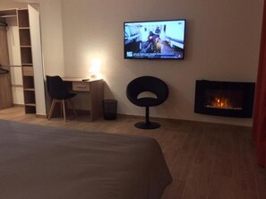 Desk, soundproofing, free WiFi, bed sheets - HOTEL LE CHARDON BLEU (Risoul)
