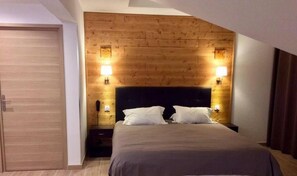 Desk, soundproofing, free WiFi, bed sheets