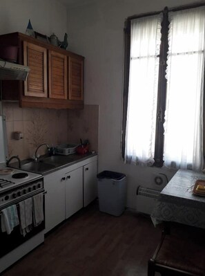 Kühlschrank, Mikrowelle, Ofen, Herdplatte