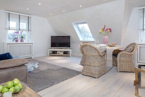Smart TV, fireplace - large modern beach house style apartment (Sylt)
