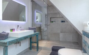 Shower, hair dryer, towels, soap - large modern beach house style apartment (Sylt)
