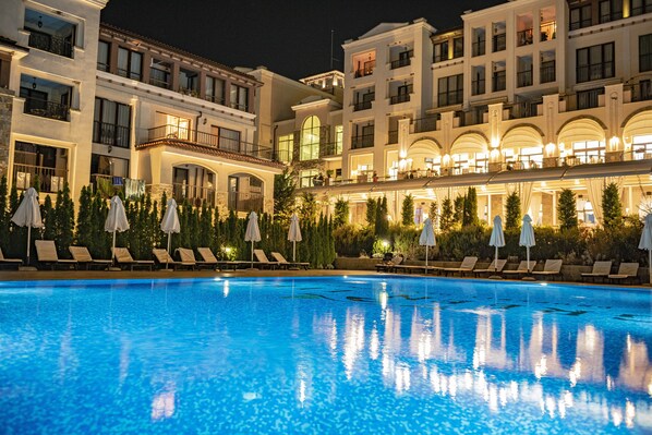 Una piscina al aire libre