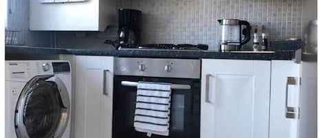 Réfrigérateur, four à micro-ondes, un four, surface de cuisson