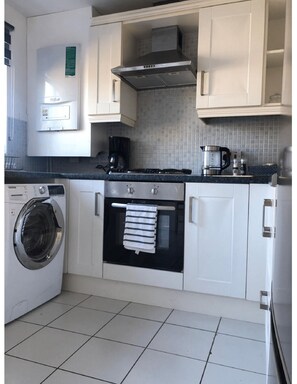 Fridge, microwave, oven, stovetop - Perfectly placed 3 bed home in a peaceful close (Darlington)