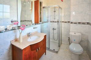 Dusj, hårføner, håndklær og såpe