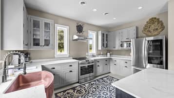 冰箱、微波炉、烤箱、炉灶