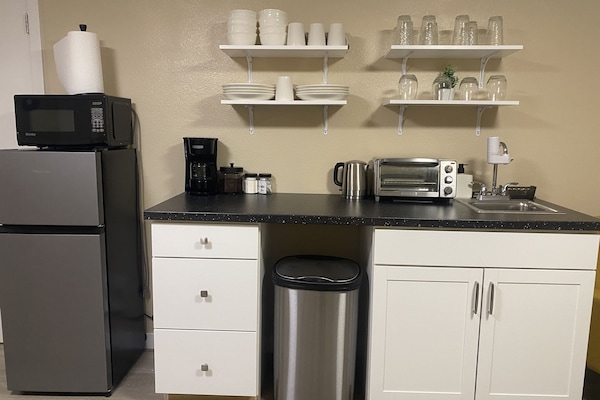 Kühlschrank, Mikrowelle, Herdplatte, Wasserkocher mit Kaffee-/Teezubehör