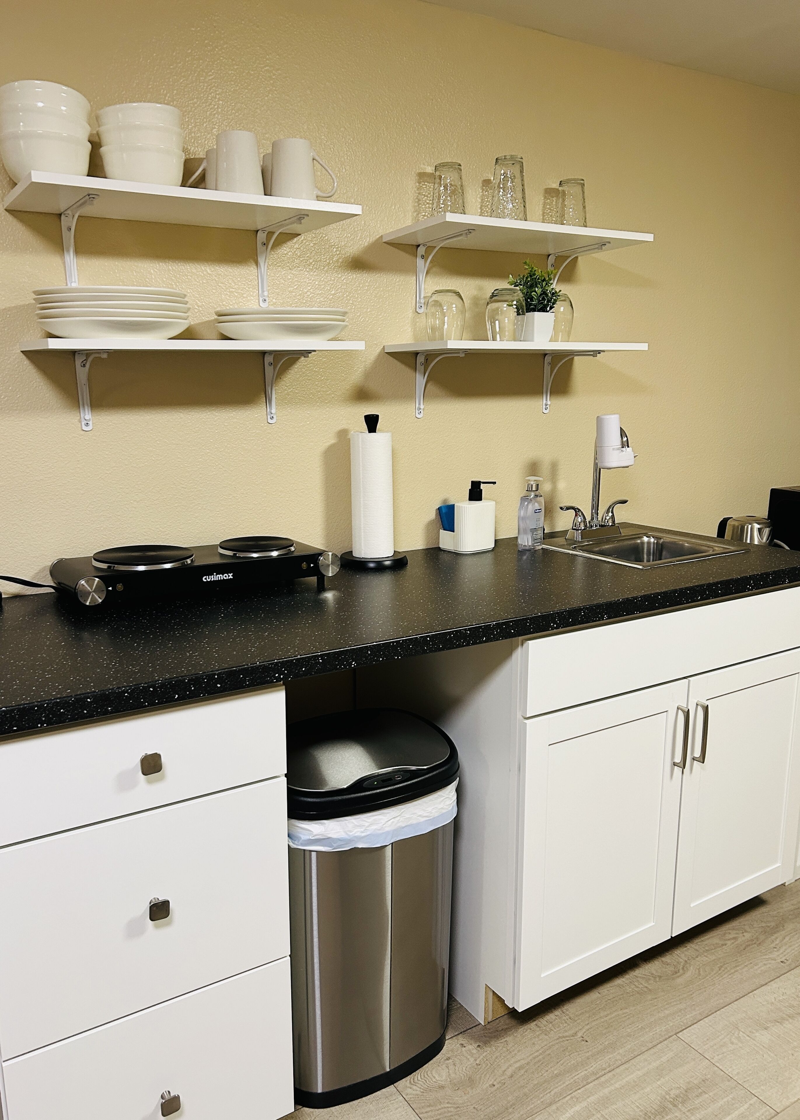 Réfrigérateur, micro-ondes, plaque de cuisson, cafetière/bouilloire