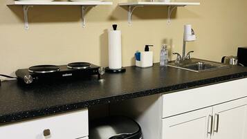 Réfrigérateur, micro-ondes, plaque de cuisson, cafetière/bouilloire