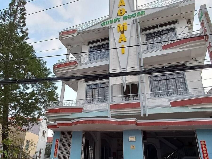 Un edificio con un letrero que dice 'SAO MAI GUEST HOUSE'.