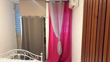 2 bedrooms, iron/ironing board, bed sheets