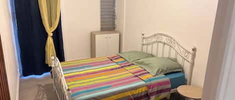 2 chambres, fer et planche à repasser, literie fournie