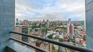 A cityscape viewed from a high-rise building with a clear sky. - Flat na Ilha do Leite, Recife 1 quarto. Conforto e Excelente localização OTH1603 (Recife)