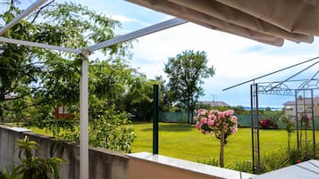 House (One Bedroom Holiday Home with Terrace) | Exterior