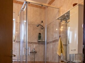 Talo (One Bedroom Holiday Home with Terrace) | Kylpyhuone | Suihku, pyyhkeet