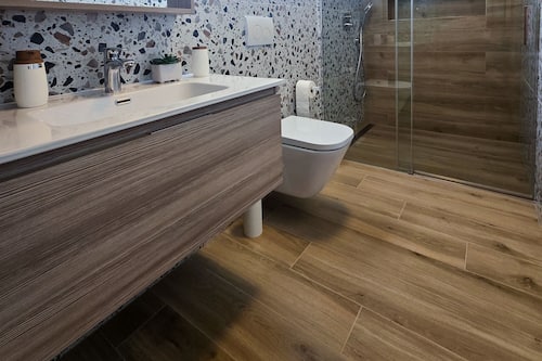 House (One Bedroom Holiday Home with Terrace) | Bathroom | Shower, towels