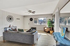 Living area - Historic Scottsdale Home with Modern design (Scottsdale)