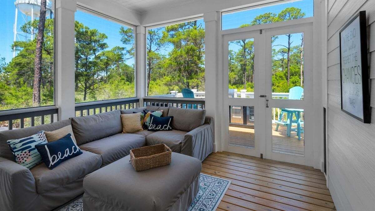 TV connectée, cheminée, livres