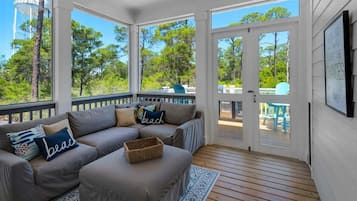 TV connectée, cheminée, livres