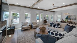 Älytelevisio, takka, kirjoja