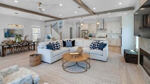 Älytelevisio, takka, kirjoja