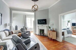 1 dormitorio, escritorio, tabla de planchar con plancha y wifi