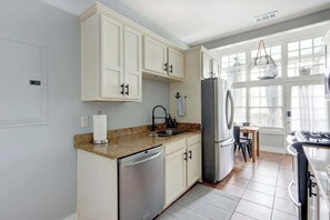 冷蔵庫、電子レンジ、オーブン、コンロ