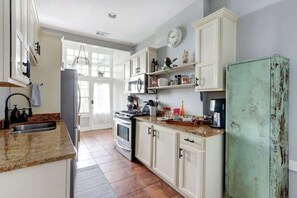 冷蔵庫、電子レンジ、オーブン、コンロ