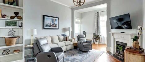 Televisión, chimenea y oficina