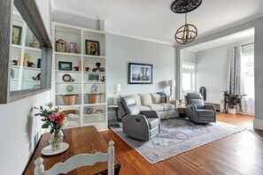 TV, offices - Portside Retreat @ Trustees' Garden | Parade Route (Savannah)