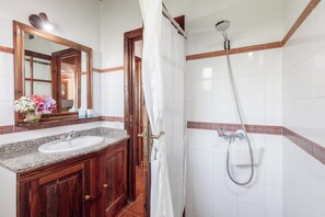 Shower, hair dryer, bidet, towels - Casita with sea views and barbecue in Villa de Mazo, La Palma (Villa de Mazo)