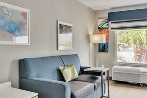 Suite, 1 cama de matrimonio grande con sofá cama | Escritorio, espacio para trabajar con un portátil, cortinas opacas