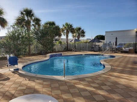 Una piscina al aire libre