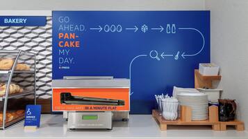 Mostrador de panadería con un letrero que indica que hay tortitas recién hechas disponibles en un instante.