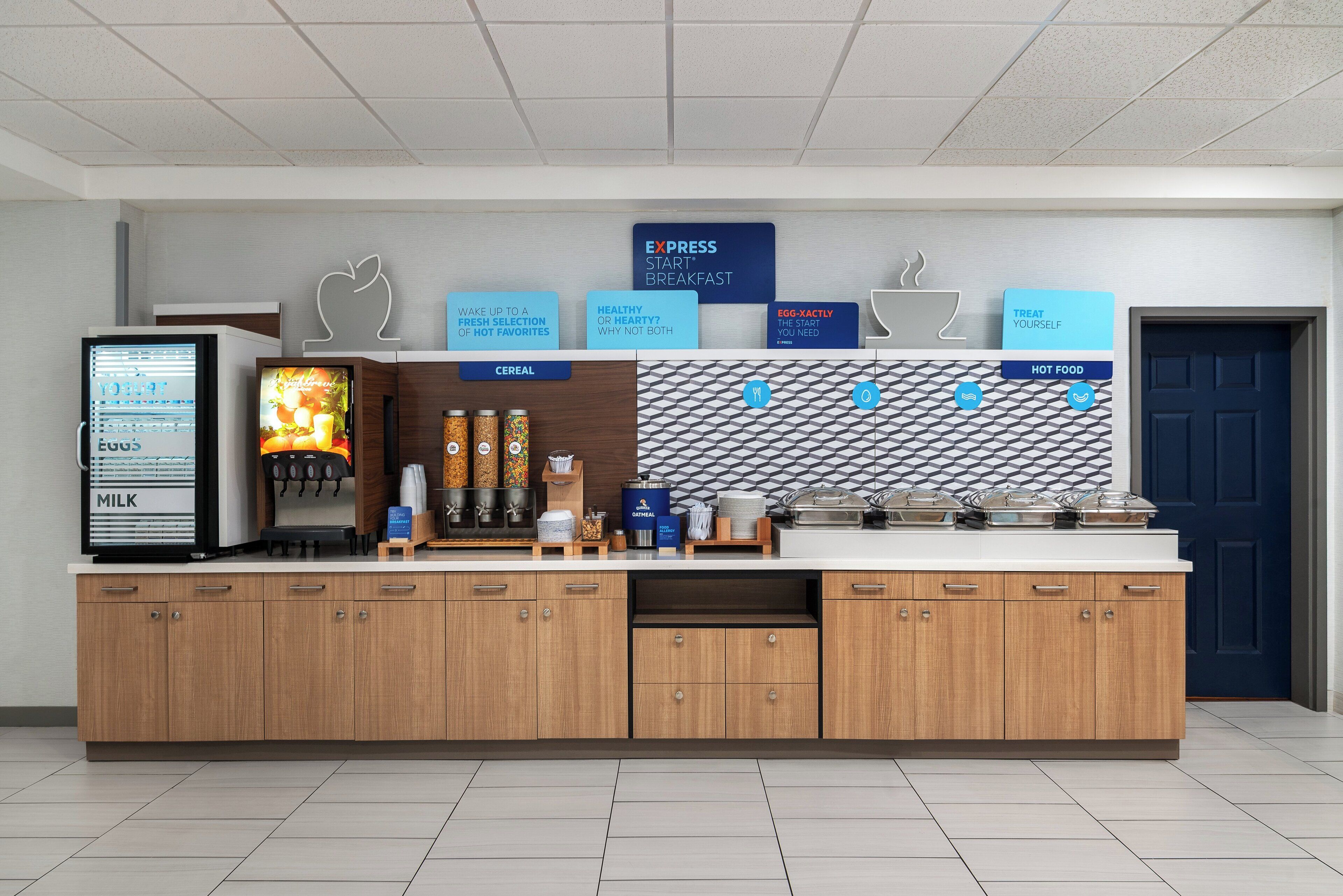Eine moderne Frühstücksbar mit digitaler Menüanzeige, einer Kaffeemaschine und verschiedenen Speisebehältern.