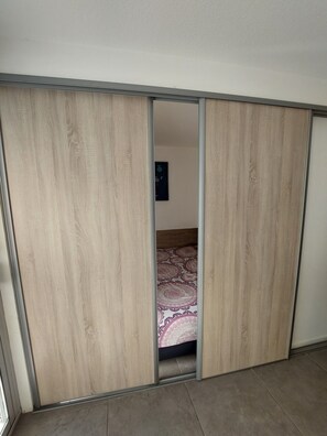 1 bedroom - 100m from the sea with swimming pool-air conditioning-parking-large terrace (La Grande-Motte)