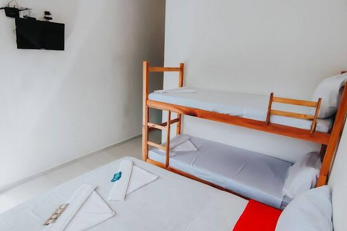Habitación cuádruple básica | Wifi gratis y ropa de cama