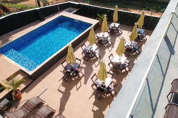 Una piscina al aire libre