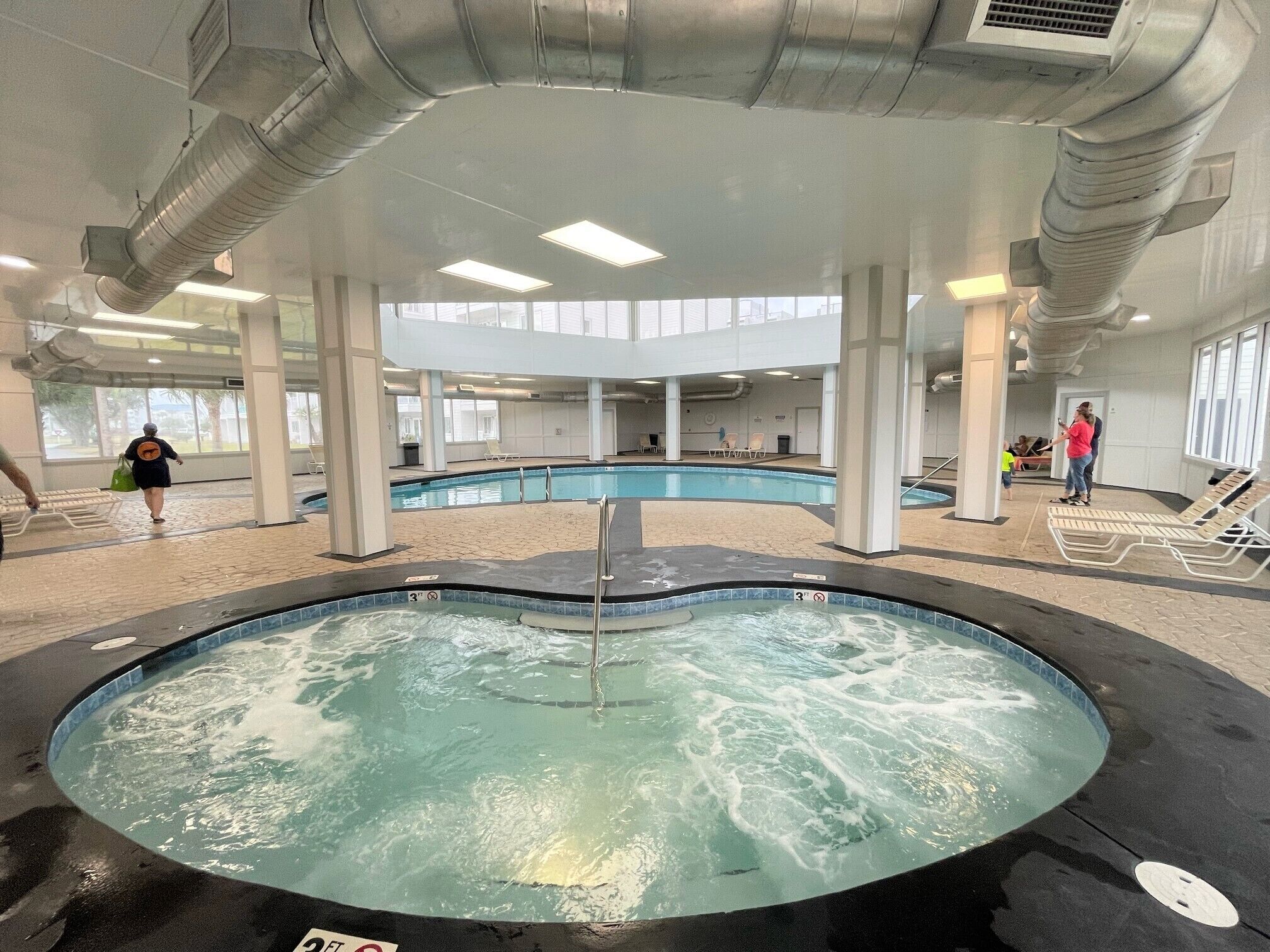 Innendørsbasseng og et oppvarmet basseng