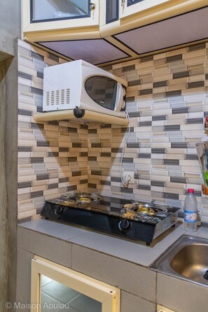 Réfrigérateur, micro-ondes, four, plaque de cuisson