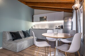 Deluxe-Penthouse, Kochnische, Kanalblick | Wohnbereich