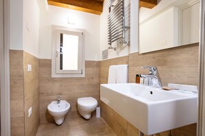 Apartemen Superior, dapur kecil, pemandangan kota | Kamar mandi | Shower, pancuran hujan, pengering rambut, dan kloset