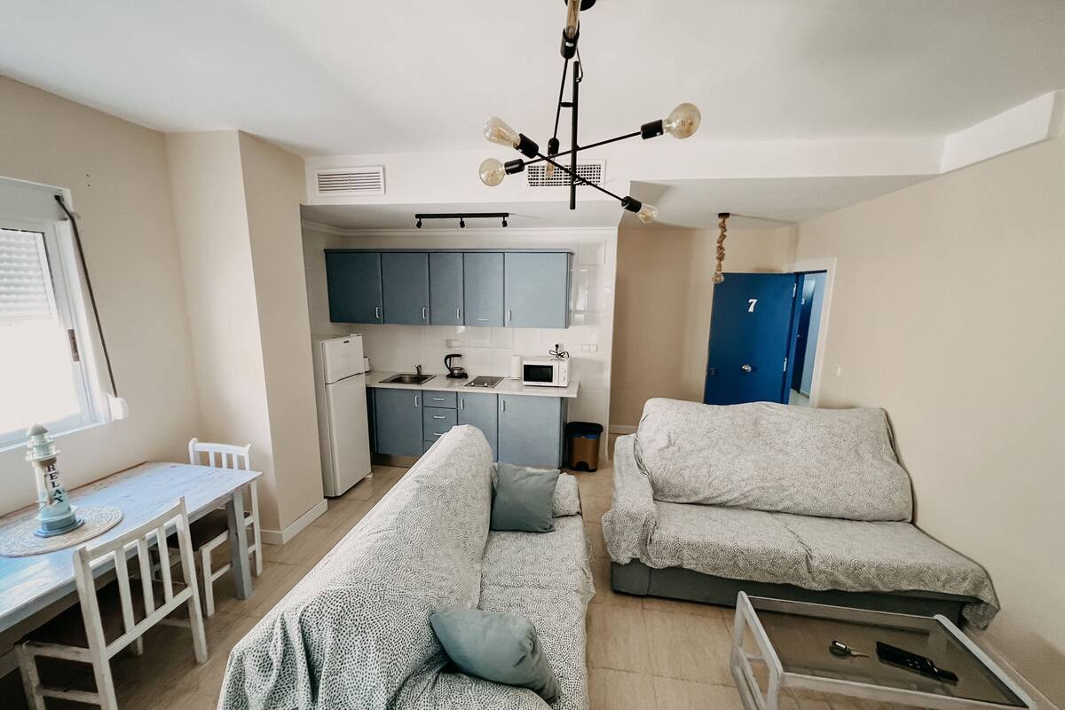 Apartment, 2 Bedrooms | Dapur peribadi | Peti sejuk mini, ketuhar gelombang mikro, dapur, cerek elektrik