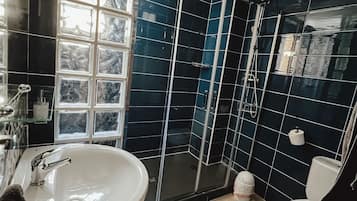 Apartment, 2 Schlafzimmer | Badezimmer | Dusche, Hydromassagedusche, Haartrockner, Handtücher