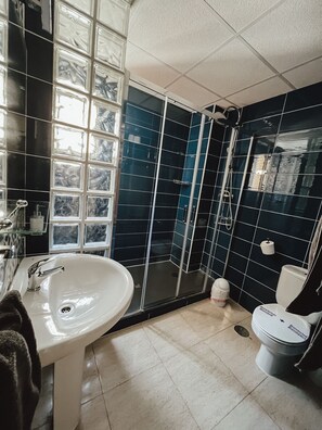 Appartement, 2 chambres | Salle de bain | Douche, pomme de douche hydromassante, séchoir à cheveux