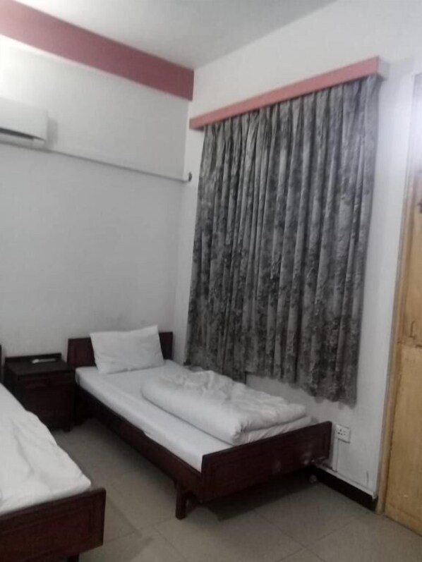 Free WiFi, bed sheets - Hotel AL-Habib  (Islamabad)