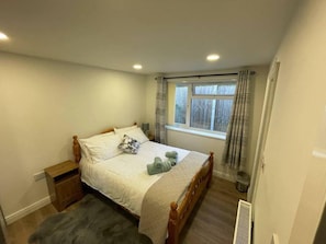 Apartment, 1 Queen Bed | 1 bedroom, iron/ironing board, free WiFi, bed sheets - Modern 1 bed Apartment, 10 Mins to Leeds City Cent (Leeds)