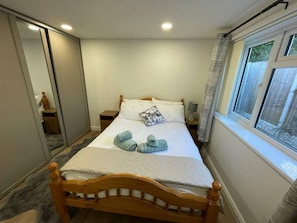 Departamento, 1 cama Queen size | 1 habitación, tabla de planchar con plancha, wifi gratis y ropa de cama 