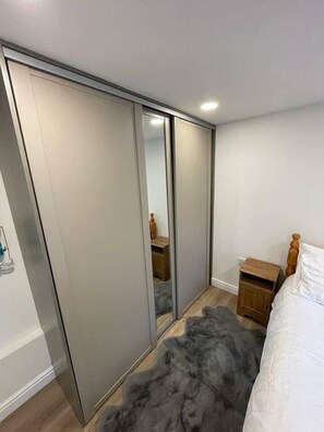 Departamento, 1 cama Queen size | 1 habitación, tabla de planchar con plancha, wifi gratis y ropa de cama 