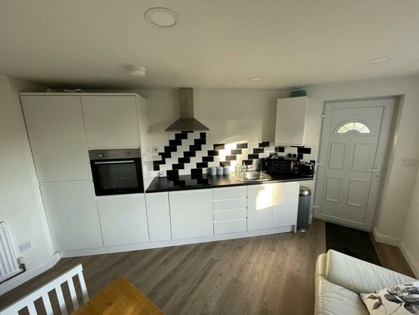 Departamento, 1 cama Queen size | Cocina privada | Refrigerador, microondas, horno y parrilla de estufa 
